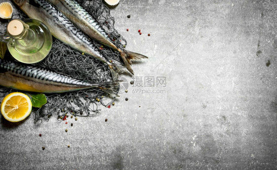 渔网上含橄榄油的鱼石板上含橄榄油的鱼图片