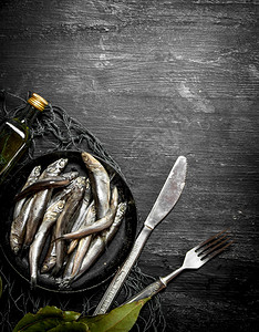 鱼网中的斯普拉特湾叶黑木头背景的斯普拉特湾叶渔网中的图片