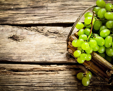 白葡萄在篮子中木制桌上白葡萄在篮子中图片
