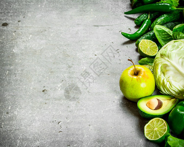 健康的食物蔬菜和水果石头桌上的水果图片