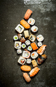 不同的寿司和海鲜卷不同的图片