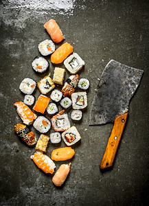 各种日本寿司卷和切片在石板上图片素材