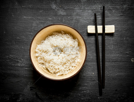 用筷子煮饭黑木本底用筷子煮饭图片