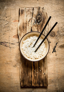 用筷子煮饭在木制桌上用筷子煮饭图片