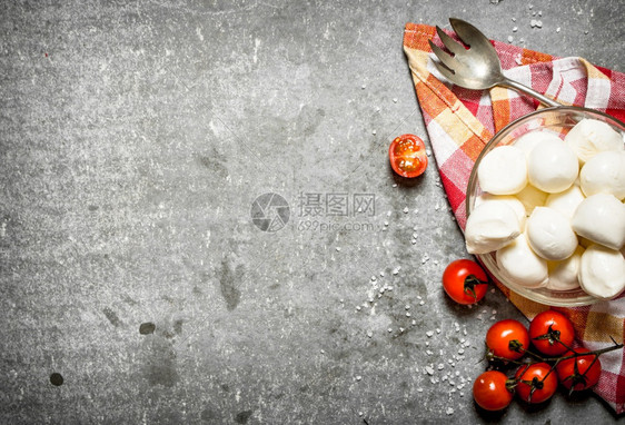 石桌上有西红柿的马扎拉和西红柿的马扎拉图片