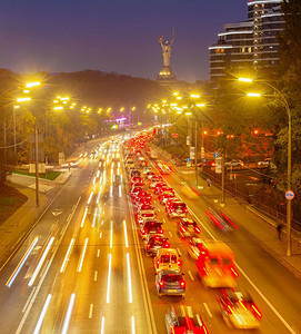 深夜交通城市前景明亮背的祖国纪念碑Kievukraine图片