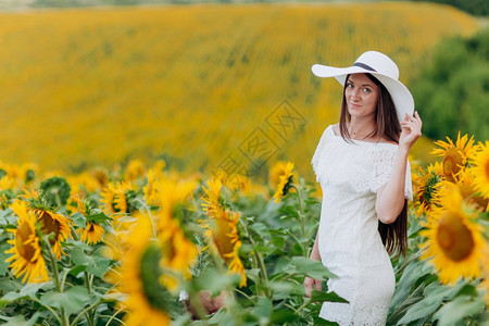 穿着白裙子和帽的时髦女孩暑假穿着白裙子和帽的长发穿着白衣服和帽子的时髦女孩图片