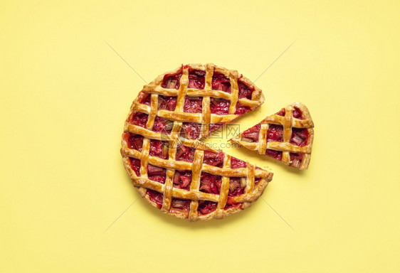 草莓rhuba派切成一片夹着薄饼壳以黄色无缝背景平躺着与rhuba派甜菜馅饼图片