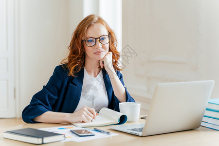 女职员分析数据编制会计报告在工作单位任职改进网上销售喝咖啡佩戴眼镜和正式穿图片