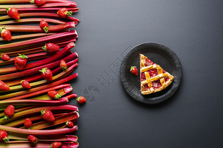 黑板上一块薄饼生蔬菜和水果图片