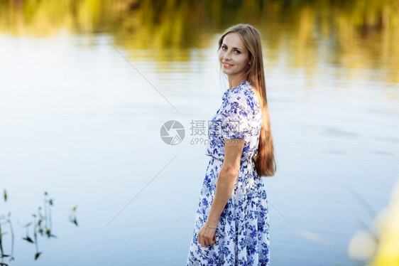 美丽的年轻女田野肖像美丽的黑发女孩美丽的长发女孩图片