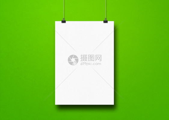 白色海报挂在绿墙上有剪片空白模型板色海报挂在绿墙上有剪片图片