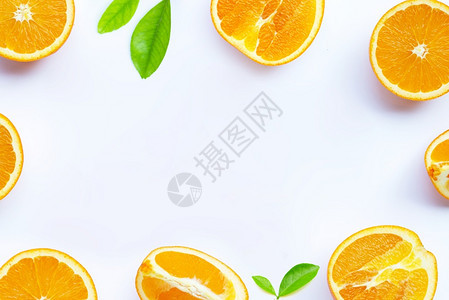 高维生素c多汁和甜由新鲜橙色水果制成白背景的叶子复制空格图片