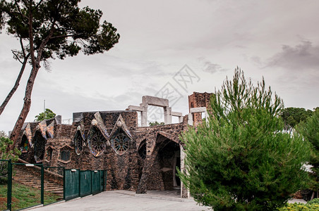201年月6日奥特号巴塞罗纳西班牙未完成的古老教堂在Gaudi地窖附近的colnigual或gudi地窖中由colni地窖组成图片