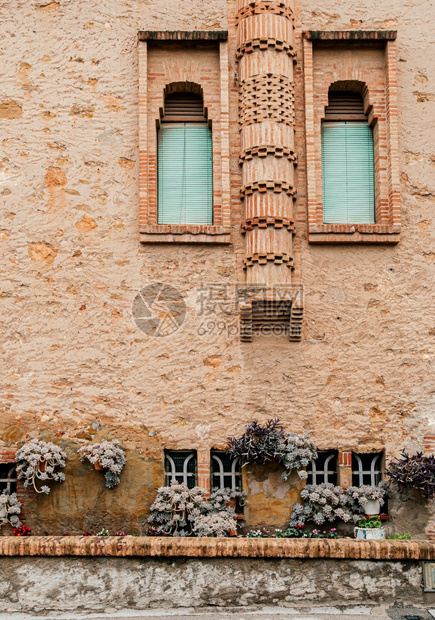 201年第6章barcelon西班牙红砖老旧建筑和caldalhuse的植物园位于gaudi地窖附近的colnia小屋图片