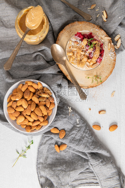 早餐燕麦粥配有草莓杏仁肉桂黄油和椰子健康早餐美味的自制英语早餐概念图片