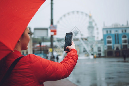 红伞女孩在雨中拍照女旅行者在雨天拍照摄影女旅行者在雨天拍照图片