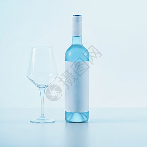 蓝葡萄酒和桌上的杯蓝葡萄图片