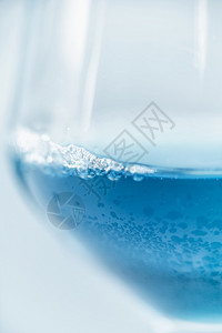 蓝色葡萄酒的特写镜头蓝色葡萄酒特写图片