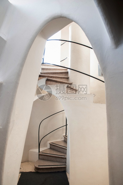 201年西班牙的barcelon201年的cat26spain游客在casbtlo豪宅建筑工匠内部大走廊和楼梯井是由最著名的西班图片