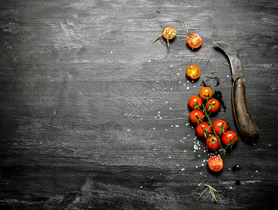 红番茄和刀子黑色生锈背景新鲜番茄和刀子图片