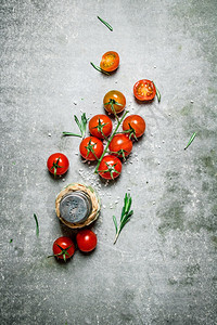 含盐和迷迭香的新鲜西红柿图片