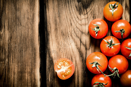 红番茄木制背景图片