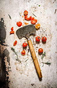 新鲜西红柿和一把旧刀生锈背景图片