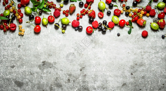 石头桌上的野莓图片