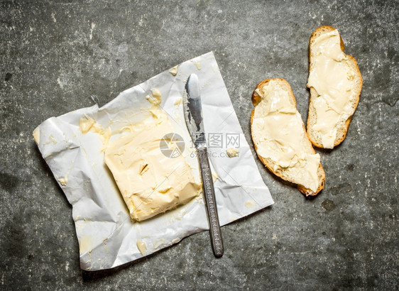 三明治加黄油在石板上图片