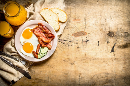 早餐橙汁和油炸食品图片