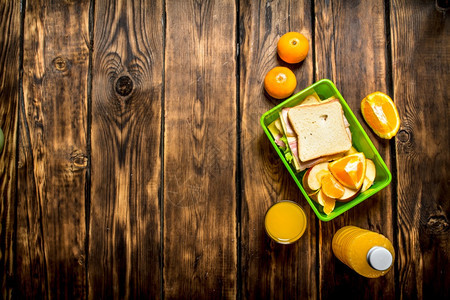 三明治加奶酪和培根水果橙汁图片