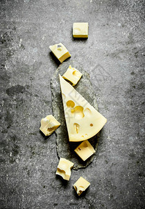 石头板上的新鲜奶酪图片