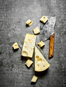 和新鲜奶酪放在石板上图片