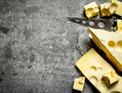 用刀子在石桌上的芳香奶酪用刀子的芳香奶酪图片
