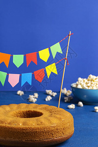 蓝色桌上的意大利甜食和爆米花festaJuni党旗背景图片