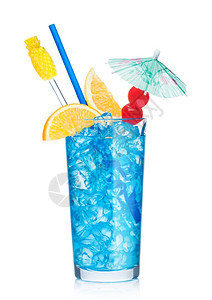 蓝环礁鸡尾酒高球玻璃上面有稻草丝地和橙色切片上面有甜樱桃和白底的雨伞伏特加和蓝咖喱酒混合背景图片