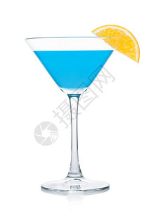 玛蒂尼杯中的蓝色环礁夏季鸡尾酒白底有橙色切片图片