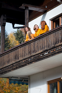 幸福的少女在小屋的阳台上图片
