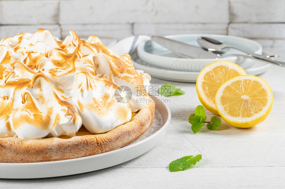 柠檬馅饼加蛋白奶油传统的美国蛋糕自制烘烤复空间图片