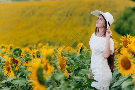 穿着白裙子和帽的时髦女孩暑假穿着白裙子和帽的长发穿着白衣服和帽子的时髦女孩图片