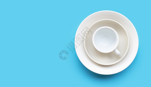 蓝背景的碗盘和杯子复制空间图片