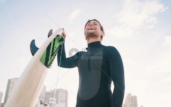 穿着黑色冲浪西装运动与水上概念图片