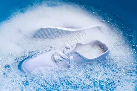 洗前要穿湿鞋脏运动图片