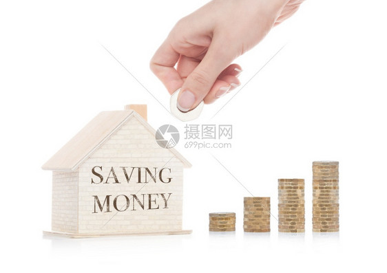 旁边有硬币的木制房屋模型用概念文字手握硬币图片