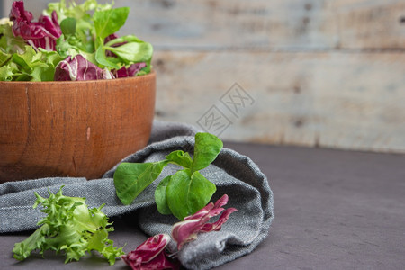 新鲜蔬菜沙拉健康食品沙拉叶饮食品概念图片