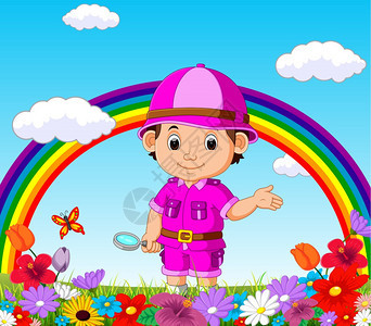 可爱的男孩拿着放大镜在花园彩虹下图片