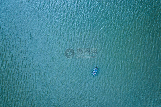 在海上空的无人驾驶飞机的空中视图图片