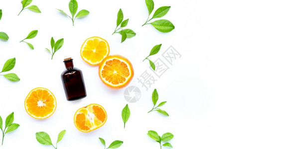 白底带基本油瓶的新鲜橙子水果和叶复制空间图片