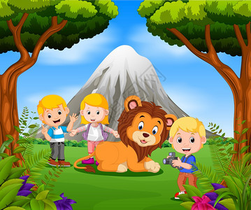 孩子们和狮子在一起图片